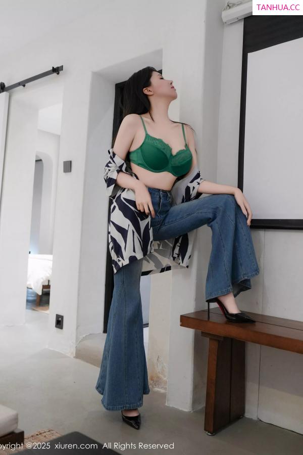 袁圆  [XiuRen]高清写真图 2025.05.09 No.10260 袁圆 性感灰丝第8张图片
